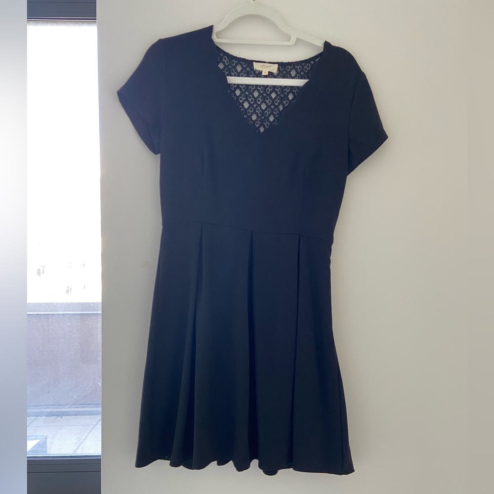 Classic « petite robe noire », little black dress with lace back ! Very cute !